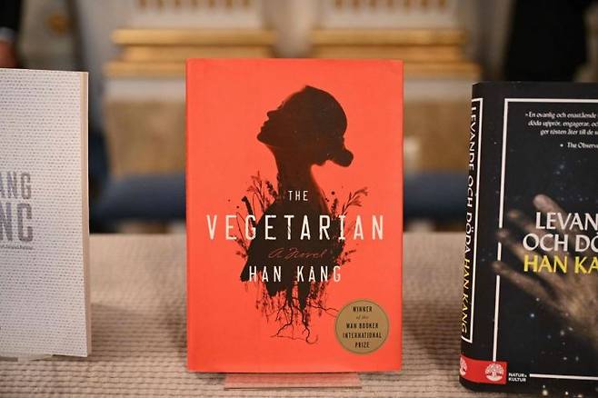 영문으로 번역된 채식주의자는 결국 맨부커상을 수상했다. 당시 NYT는 '채식주의자' 영문판('The Vegetarian')을 소개하며 "평범해 보이는 주부가 악몽을 꾸고서 채식주의자가 되는 이야기로 주부의 자기희생은 갈수록 가혹하고 비현실적으로 변한다"고 적었다. 이어 번역에 대해서도 "품격 있는 번역이 한국어 원문을 날카롭고 생생한 영문으로 바꿨으며, 잔인한 세상에서 진정한 결백이 가능한지를 들여다본 한강의 예리한 탐구를 그대로 유지했다"고 호평했다. [사진출처=AFP ·연합뉴스]