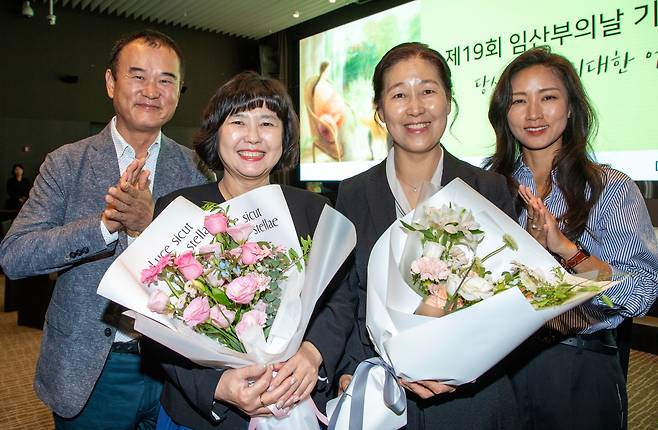 10일 오후 서울 여의도 글래드호텔에서 열린 제 19회 임산부의 날 기념행사에서 13남매를 낳고 길러 국민포장을 받은 이영미(왼쪽 두번째) 씨와 국민훈장을 받은 엄계숙 씨. 이씨의 왼쪽은 남편 남상도씨, 엄씨 오른쪽은 큰딸 김빛나씨. /조인원 기자