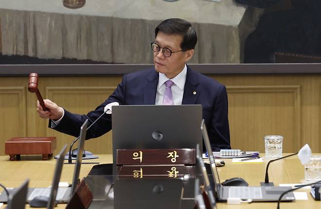 이창용 한국은행 총재가 11일 서울 중구 한국은행에서 열린 금융통화위원회에서 의사봉을 두드리고 있다./뉴스1