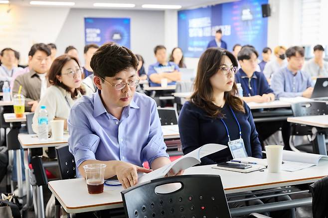 지난 8일 서울창업허브 공덕 세미나룸에서 서울퀀텀캠퍼스 양자 기술사업화 심화 과정 개강식이 열렸다. 개강식에 참석한 교육생들이 강의를 듣고 있다./서울퀀텀캠퍼스