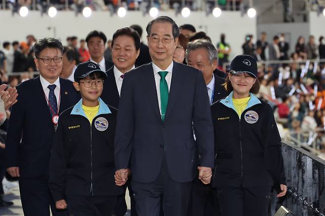 한덕수 국무총리가 11일 김해시 김해종합운동장에서 열린 제105회 전국체육대회 개막식에 참석하고 있다. /연합뉴스