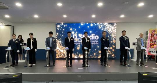 지난 8일 동서기공 당진공장에서 열린 동서기공의 산업전환 공동훈련센터 '디스튜디오' 개소식에서 관계자들이 점등 버튼을 누르고 있다. 박하늘 기자