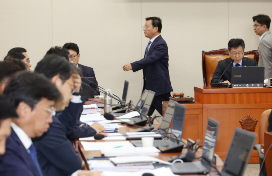 지난 10월10일 국회 환경노동위원회의 고용노동부 대상 국정감사 중 더불어민주당이 김문수 고용노동부 장관에 대한 증인 철회 안건 상정을 강행하자 여당 간사인 김형동 국민의힘 의원이 퇴장하고 있다.<연합뉴스 사진>