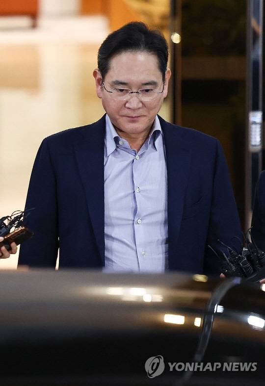 이재용 삼성전자 회장이 11일 오후 서울 강서구 서울김포비즈니스항공센터를 통해 귀국하고 있다. 연합뉴스