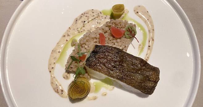 서울시 송파구 ‘소피텔 앰배서더 서울’의 은대구 요리. 박미향 기자