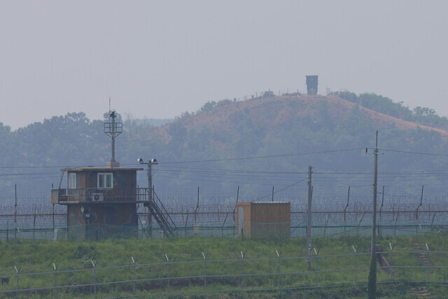 지난 6월 경기 파주시 접경지역에서 남북한 초소가 임진강을 사이로 마주보고 있다. 연합뉴스