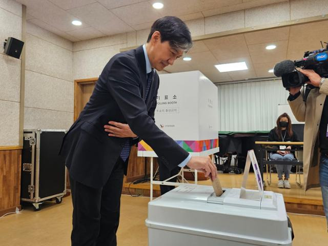 조국 조국혁신당 대표가 10·16 재보궐선거 사전투표 첫날 전남 영광읍 사전투표소에서 서울시교육감 보궐선거 사전투표를 하고 있다. 영광=뉴스1