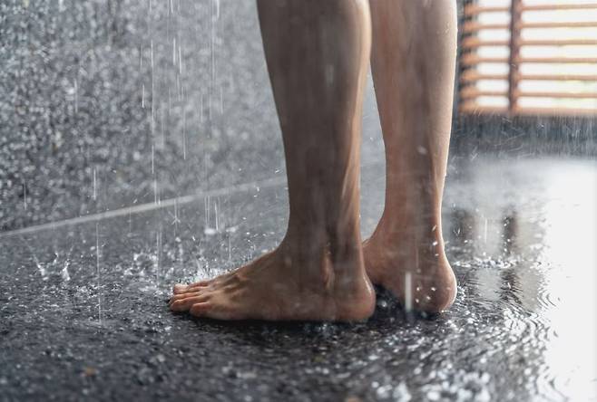 서서 소변을 보는 습관은 골반저근 기능을 저하시킬 수 있다./사진=게티이미지뱅크