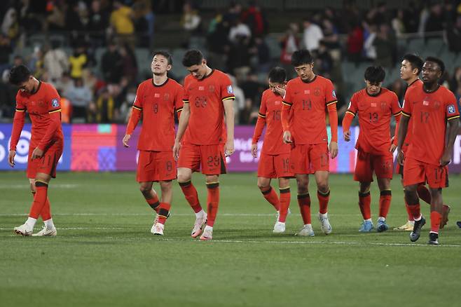 <yonhap photo-6021="">중국 축구대표팀 선수들이 10일 호주 애들레이드 오벌에서 열린 2026 FIFA 북중미 월드컵 아시아 3차 예선 C조 3차전에서 호주에 1-3으로 패배한 뒤 아쉬워하고 있다. AP=연합뉴스</yonhap>