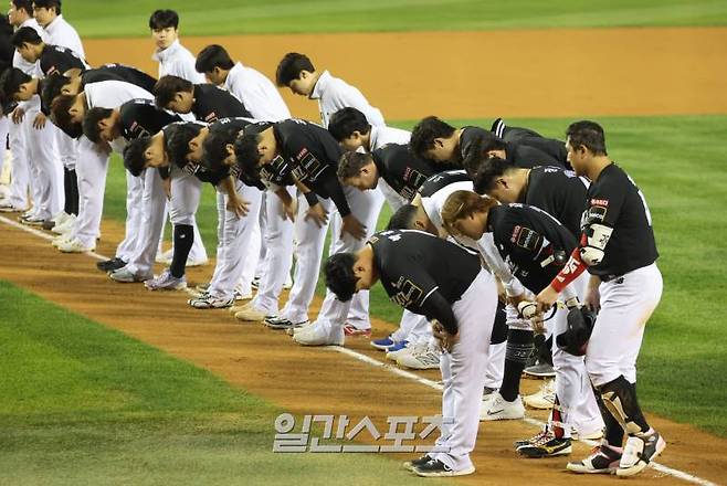 11일 오후 잠실야구장에서 열린 KT위즈와 LG트윈스의 2024 신한쏠뱅크 KBO포스트시즌 준플레이오프 5차전. KT 가 4-1 패배, 플레이오프 진출이 좌절됐다. 선수들이 팬들에게 인사하고있다. 잠실=정시종 기자 capa@edaily.co.kr /2024.10.11.