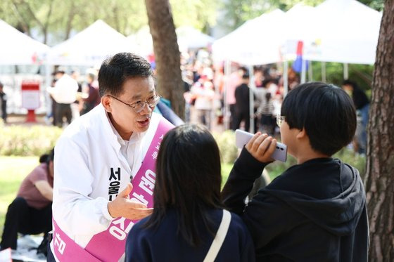 윤호상 서울시교육감 후보가 3일 서울 어린이대공원에서 선거 유세를 하고 있다. 후보 측 제공