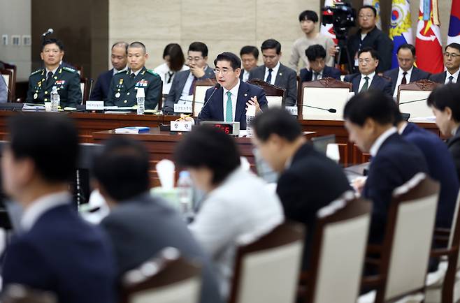 11일 오후 국방부에서 열린 법제사법위원회 군사법원 대상 국정감사에서 김용현 국방부 장관이 의원 질의에 답하고 있다. 연합뉴스