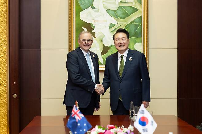 President Yoon Suk Yeol (right) shakes hands with his Australian counterpart Anthony Albanese, as they hold bilateral talks in Vientiane, Laos, Friday. (Pool photo via Yonhap)