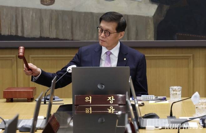 이창용 한국은행 총재가 11일 서울 중구 한국은행에서 열린 금융통화위원회 통화정책방향 회의를 주재하고 있다.   사진=박효상 기자