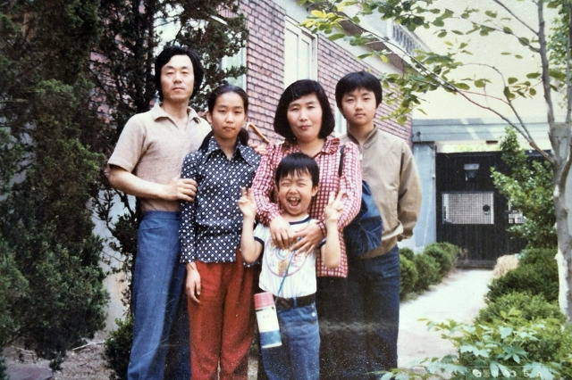 한강(왼쪽 두 번째)의 성장기 시절이 담긴 가족사진. 한승원 작가 제공, 연합뉴스