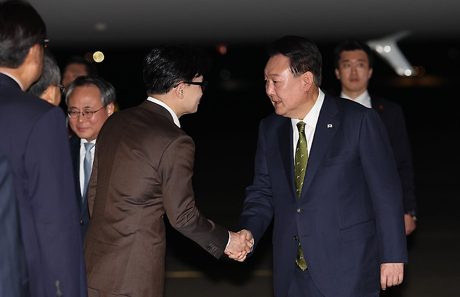 윤석열 대통령이 11일 성남 서울공항에서 필리핀, 싱가포르 국빈 방문 및 라오스 아세안 정상회의를 마치고 귀국하며 마중 나온 국민의힘 한동훈 대표와 악수하고 있다. / 사진=연합뉴스