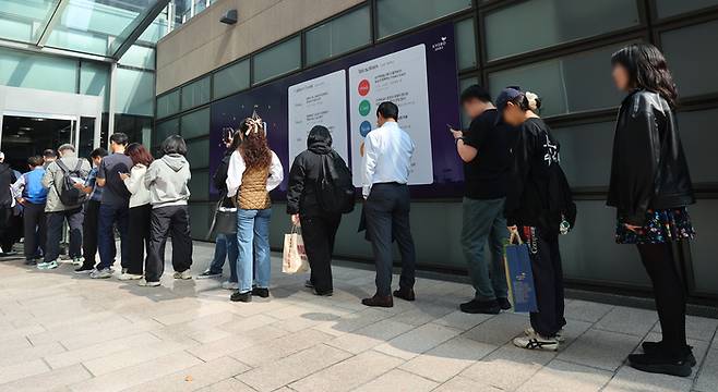 11일 오전 서울 종로구 교보문고 광화문점에서 시민들이 노벨 문학상을 수상한 소설가 한강의 책을 줄서서 구매하고 있다. <연합뉴스>