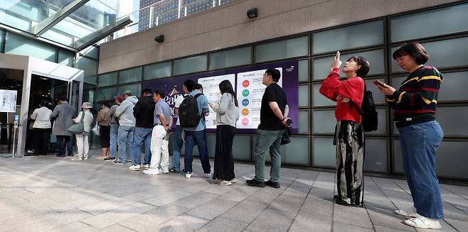 11일 오전 서울 종로구 교보문고 광화문점에서 시민들이 노벨 문학상을 수상한 소설가 한강의 책을 구매하기 위해 줄 서 있다. /사진=뉴시스.