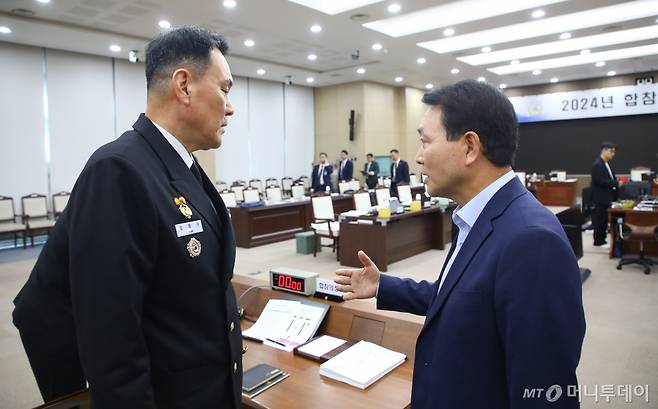 김명수 합동참모본부 의장이 10일 서울 용산구 합동참모본부에서 열린 국회 국방위원회의 합동참모본부 등에 대한 국정감사에서 성일종 국방위원장과 이야기를 나누고 있다. / 사진=뉴스1