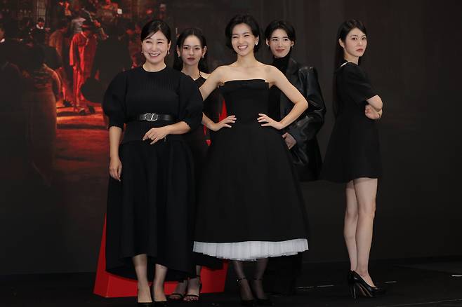 10일 오후 서울 영등포구 콘래드호텔에서 열린 tvN 드라마 '정년이' 제작발표회에서 배우들이 포즈를 취하고 있다. 왼쪽부터 라미란,김윤혜, 김태리, 정은채, 신예은. [연합]