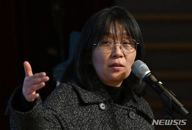 [광주=뉴시스] 김혜인 기자 = 한강 작가가 제9회 세계한글작가 대회가 열린 15일 오전 광주 서구 김대중컨벤션센터에서 '시와 단편소설 그리고 장편소설을 함께쓴다는 것'을 주제로 강연을 열고 있다. 한 작가는 장편 소설 '작별하지 않는다'로 지난 9일 프랑스 메디치 외국문학상을 받았다. 2023.11.15. hyein0342@newsis.com