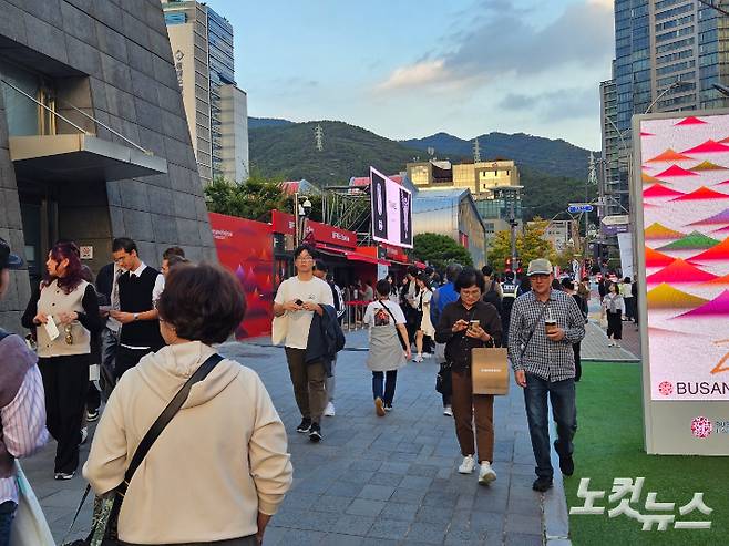 11일 제29회 부산국제영화제 폐막식을 앞둔 부산 해운대구 영화의 전당 일대에 이른 시각부터 관객들이 몰리고 있다. 김혜민 기자