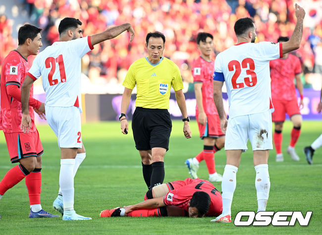 전반 요르단 에흐산 하다드에게 반칙을 당한 한국 황희찬이 고통스러워하고 있다.