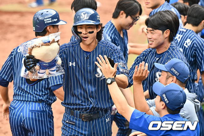 [OSEN=대구, 이석우 기자] 22일 대구삼성라이온즈파크에서 2024 신한 SOL 뱅크 KBO 리그 삼성 라이온즈와 키움 히어로즈의 경기가 열렸다. 홈팀 삼성은 원태인이 방문팀 키움은 후라도가 선발 출전했다. 삼성 라이온즈 구자욱이 6회말 무사 1루 우월 2점 홈런을 치고 하이파이브를 하고 있다. 2024.09.22 / foto0307@osen.co.kr