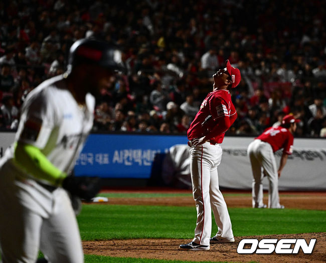 [OSEN=수원, 지형준 기자] 프로야구 KT 위즈는 1일 수원KT위즈파크에서 열린 2024 신한 SOL뱅크 KBO리그 SSG 랜더스와의 5위 결정전에서 4-3 역전승을 거뒀다.&nbsp;KT는 KBO리그 역대 최초로 열린 5위 결정전을 승리하며 극적으로 포스트시즌 티켓을 거머쥐었다. 지난 2020년부터 5년 연속 가을야구 진출에 성공했다. 반면 SSG는 정규시즌 막판 무서운 뒷심으로 타이브레이커를 성사시켰지만, 회심의 김광현 불펜 카드가 실패로 돌아가며 시즌을 마쳤다. 8회말 무사 1,3루에서 SSG 김광현이 KT 로하스에 역전 스리런포를 허용하며 아쉬워하고 있다. 2024.10.01 / jpnews@osen.co.kr