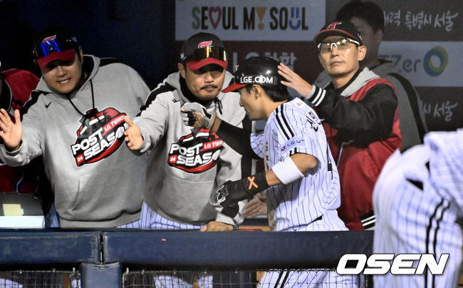 [OSEN=잠실, 조은정 기자]11일 서울 잠실야구장에서 ‘2024 신한 SOL뱅크 KBO 포스트시즌’ 준플레이오프 5차전 LG 트윈스와 KT 위즈의 경기가 열렸다.LG는 임찬규, KT는 엄상백을 5차전 선발 투수로 내세웠다.1회말 1사 2루 LG 오스틴의 선취 1타점 적시 2루타에 신민재가 득점을 올린 뒤 염경엽 감독위 축하를 받고 있다. 2024.10.11 /cej@osen.co.kr