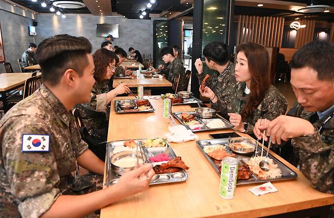 장병 급식 피복 모니터링단이 부대에서 장병 급식을 먹으며 평가를 하고 있다. 세계일보 자료사진