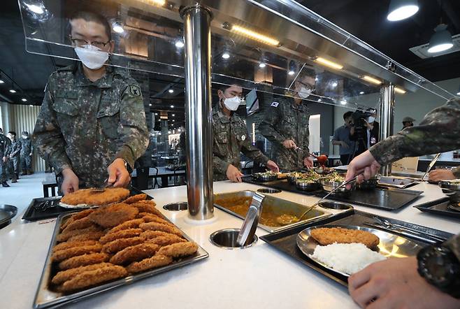 육군 장병들이 점심을 먹기 위해 반찬을 옮겨담고 있다. 세계일보 자료사진