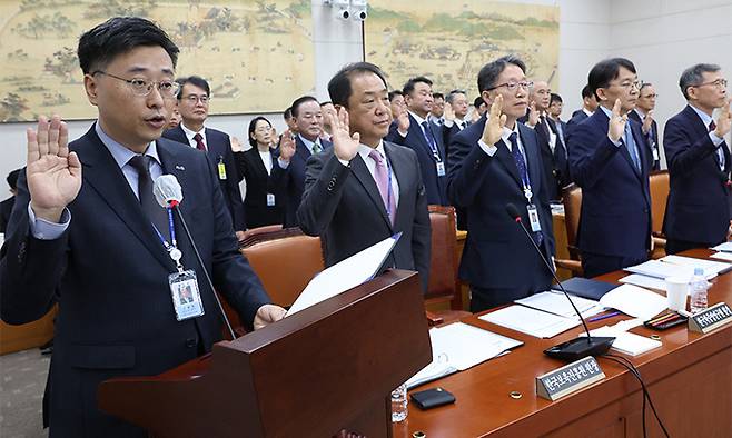 11일 국회에서 열린 국회 교육위원회 국정감사에서 정제영 한국교육학술정보원장 등이 증인 선서를 하고 있다. 연합뉴스