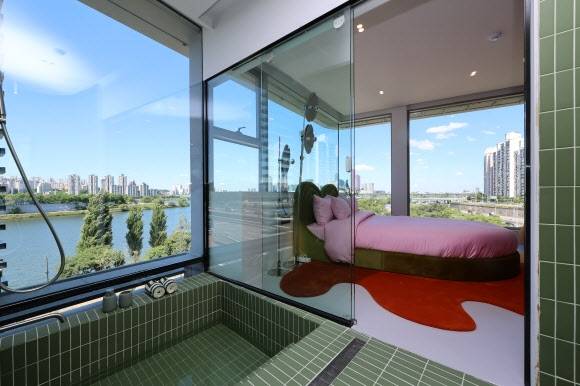 28일 언론에 공개된 서울 용산구 한강대교 전망호텔 ‘스카이 스위트’. 2024.5.28 공동취재