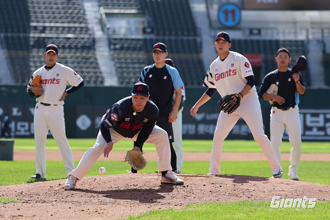 롯데 투수조가 마무리훈련에서 PFP(Pitchers Fielding Practice)를 하고 있다 /사진=롯데 자이언츠 제공