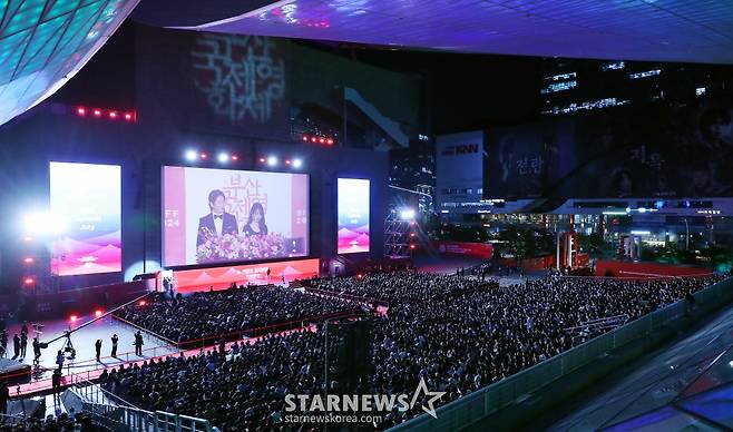 2일 오후 부산 해운대구 우동 영화의 전당에서 제29회 부산국제영화제(BIFF) 개막식이 진행되고 있다.  올해 영화제는 커뮤니티비프 상영작 54편을 포함하여 총 63개국으로부터 온 278편의 영화를 영화의 전당, CGV센텀시티, 롯데시네마 센텀시티, 영화진흥위원회 표준시사실, 메가박스 부산극장 등 총 5개 극장, 26개 상영관에서 만날 수 있다. 2024.10.02 /사진=김창현