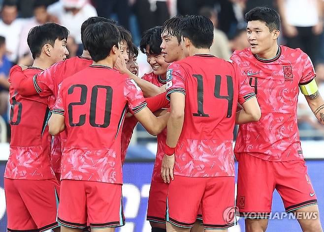 요르단전 악몽 재현은 없다는 의지가 드러난 선제골이었다. 명실상부 현 축구대표팀의 '에이스' 이강인과 10월 소집 기간 부주장으로 헌신하고 있는 베테랑 미드필더 이재성이 선제골을 합작하면서 요르단 홈 팬들의 일방적인 응원 속 뜨겁게 달아오른 암만국제경기장에 찬물을 끼얹었다. 사진 연합뉴스