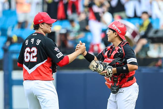 KIA 이범호 감독은 포수 한승택(사진 오른쪽)을 한국시리즈 경기 후반 상대 작전 억제 역할로 활용할 가능성을 내비쳤다. KIA 타이거즈