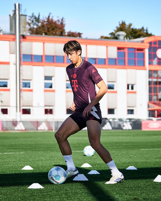 바이에른 뮌헨 수비수 이토 히로키가 부상에서 돌아오면 김민재가 벌벌 떨 수 있다는 독일 현지 매체 예측이 나왔다. 독일 빌트는 11일 '바이에른 스타들은 이토 때문에 벌벌 떨고 있을 것이다. 이토는 지난 7월 중족골 부상 이후 재활 중이며 중요한 진전을 보이고 있다. 김민재, 다이어, 우파메카노, 데이비스, 게헤이루는 이토 앞에서 불안에 떨 수 있다'고 보도했다. 이토는 지난 6월 입단했으나 프리시즌 큰 부상으로 아직 뮌헨 데뷔전을 치르지 못했다. 바이에른 뮌헨