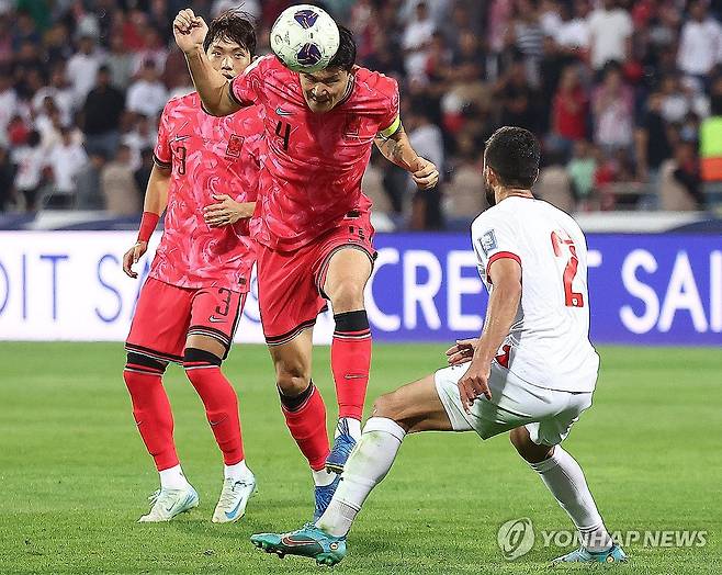 김민재 '내가 먼저!' (암만[요르단]=연합뉴스) 류영석 기자 = 10일(현지시간) 요르단 암만국제경기장에서 열린 2026 피파 북중미월드컵 아시아 3차 예선 3차전 한국과 요르단의 경기. 대표팀 주장 김민재가 요르단 모하마드 아부하시시에 앞서 헤더로 공을 걷어내고 있다. 2024.10.11 ondol@yna.co.kr