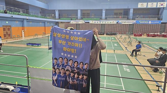 플래카드 뒤에 숨은 아야씨 [촬영 설하은]