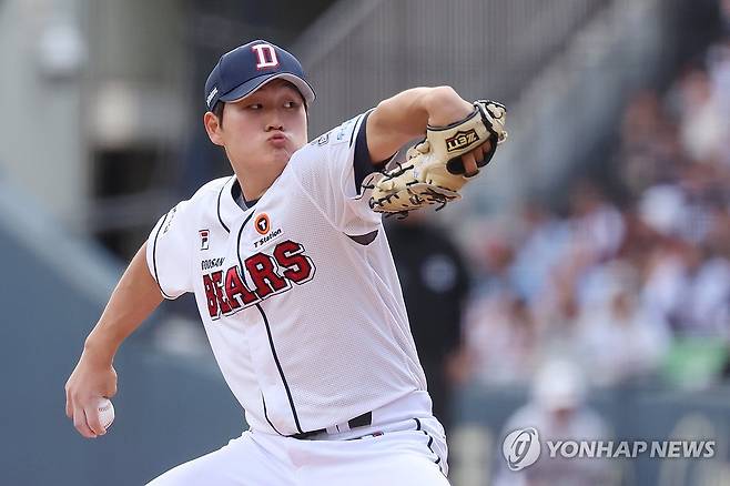 김택연 역투 (서울=연합뉴스) 신현우 기자 = 3일 서울 잠실야구장에서 열린 2024 신한 SOL뱅크 KBO 포스트시즌 와일드카드 결정 2차전 kt wiz와 두산 베어스의 경기. 8회초 두산 투수 김택연이 역투하고 있다. 2024.10.3 nowwego@yna.co.kr