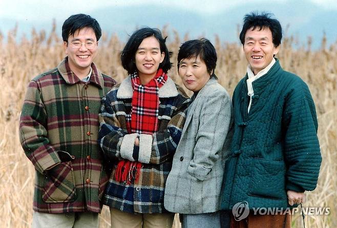 한국 최초로 노벨문학상에 소설가 한강 (서울=연합뉴스) 소설가 한강이 한국 작가로 최초로 10일 노벨 문학상 수상의 영예를 안았다.
    2005년 제29회 이상문학상 수상자로 선정된 소설가 한강씨(왼쪽 두번째)가 그의 아버지 한승원 작가(맨 오른쪽),어미니 임감오씨, 남편이자 문학평론가이자 교수인 홍용희씨와 기념촬영을 하고 있다. 2024.10.10  [연합뉴스 자료사진] photo@yna.co.kr