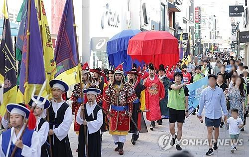 세종대왕 어가행차  9월 28일 청주 성안길 원도심에서 사전 행사로 진행된 '세종대왕 어가행차'의 모습