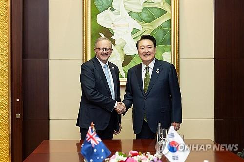 윤석열 대통령, 앤서니 앨버니지 호주 총리와 정상회담     (비엔티안=연합뉴스) 홍해인 기자 = 윤석열 대통령이 11일(현지시간) 라오스 비엔티안 국립컨벤션센터(NCC)에서 열린 한·호주 정상회담에서 앤서니 앨버니지 호주 총리와 악수하고 있다. 2024.10.11 [공동취재]
    hihong@yna.co.kr
(끝)