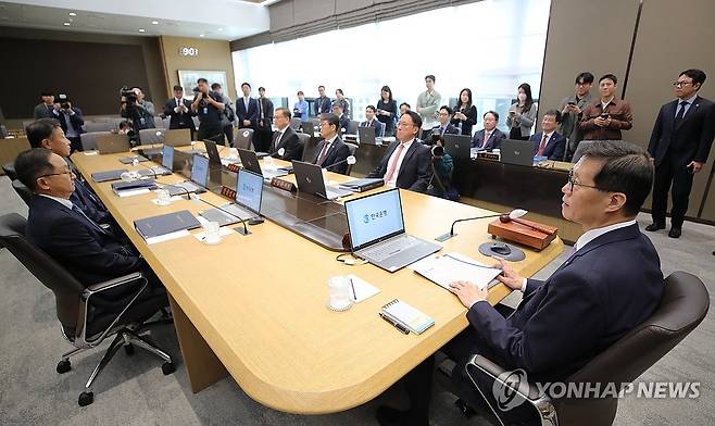 이창용 총재, 금융통화위원회 주재 (서울=연합뉴스) 이창용 한국은행 총재가 11일 서울 중구 한국은행에서 금융통화위원회의를 주재하고 있다. 2024.10.11 [사진공동취재단] photo@yna.co.kr