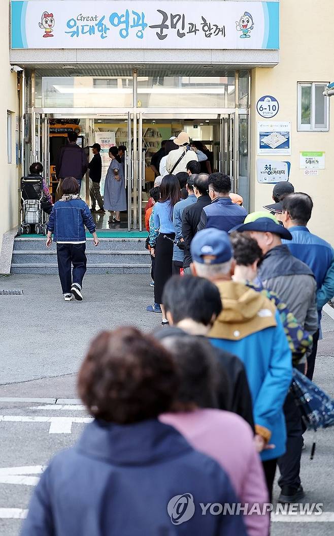 유권자 몰린 사전투표소 (영광=연합뉴스) 정다움 기자 = 2024 하반기 재·보궐선거 사전투표 첫날인 11일 오전 전남 영광군청소년문화센터에 마련된 사전투표소에서 유권자들이 사전투표를 하기 위해 기다리고 있다. 2024.10.11 daum@yna.co.kr