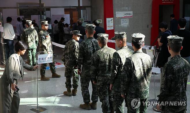 사전투표하는 장병들 (부산=연합뉴스) 손형주 기자 = 10·16 재보궐선거 사전투표 첫날인 11일 오전 부산 금정구청에 마련된 투표소에 해병대 장병들이 사전투표를 위해 길게 줄을 서 있다. 2024.10.11 handbrother@yna.co.kr