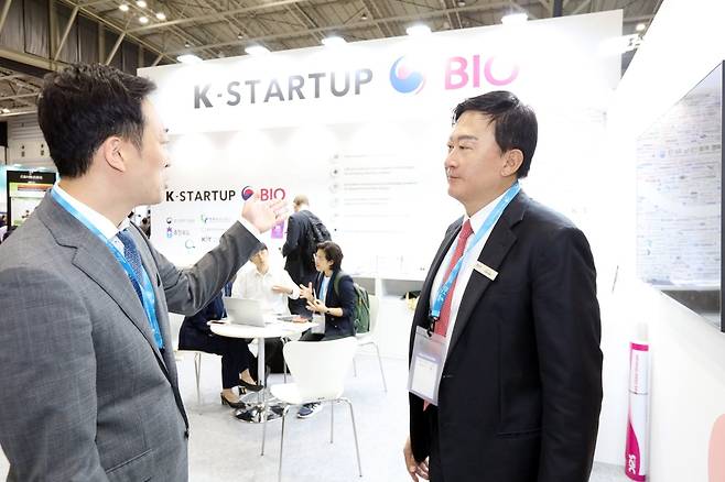 K-스타트업 바이오 부스 방문한 존 림 삼성바이오로직스 대표이사 (요코하마=연합뉴스) 9∼11일 일본 퍼시피코 요코하마 내셔널 컨벤션홀에서 열린 '바이오 재팬 2024'에서 존 림 삼성바이오로직스 대표이사가 'K-스타트업 바이오' 부스를 방문해 관계자로부터 설명을 듣고 있다. 2024.10.10 [삼성바이오로직스 제공. 재판매 및 DB 금지]