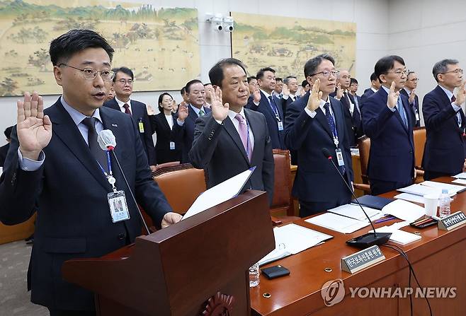 교육위 국정감사 증인선서 (서울=연합뉴스) 신준희 기자 = 11일 국회에서 열린 국회 교육위원회 국정감사에서 정제영 한국교육학술정보원장 등이 증인 선서를 하고 있다. 2024.10.11 hama@yna.co.kr